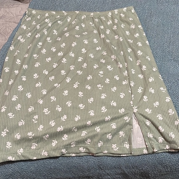 Two skirts for the price of one!! - Picture 2 of 4